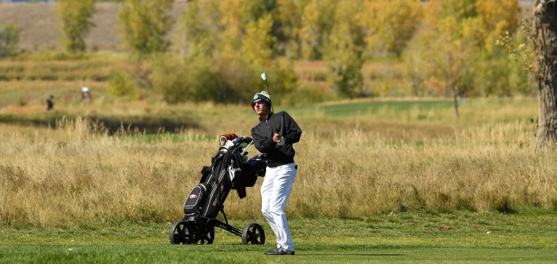 AURORA, CO - SEPTEMBER 3: Davis Bryant, of Eaglecrest High School, chips onto the green on during the 5A State Golf Championship at Common Grounds Golf Course on October 3, 2017 in Aurora, Colorado. (Photo by RJ Sangosti/The Denver Post)