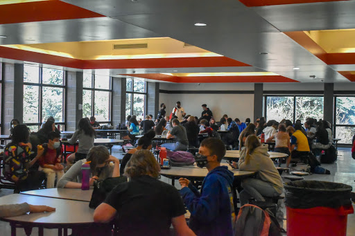 Students socializing with each other in the cafeteria during the last lunch on Mondays (Crystal Li).