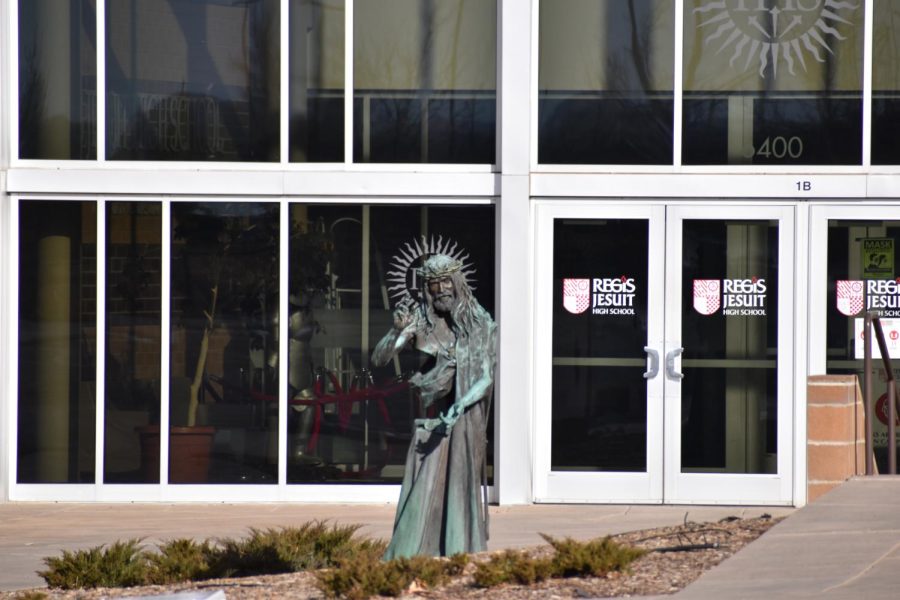 A+statue+depicting+Jesus+in+front+of+Regis+Jesuit+High+School.