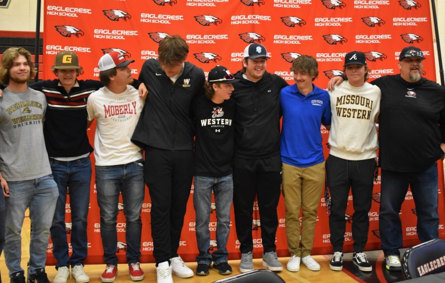 The multitude of baseball team members and coaches present at the ceremony gather for a photo together.