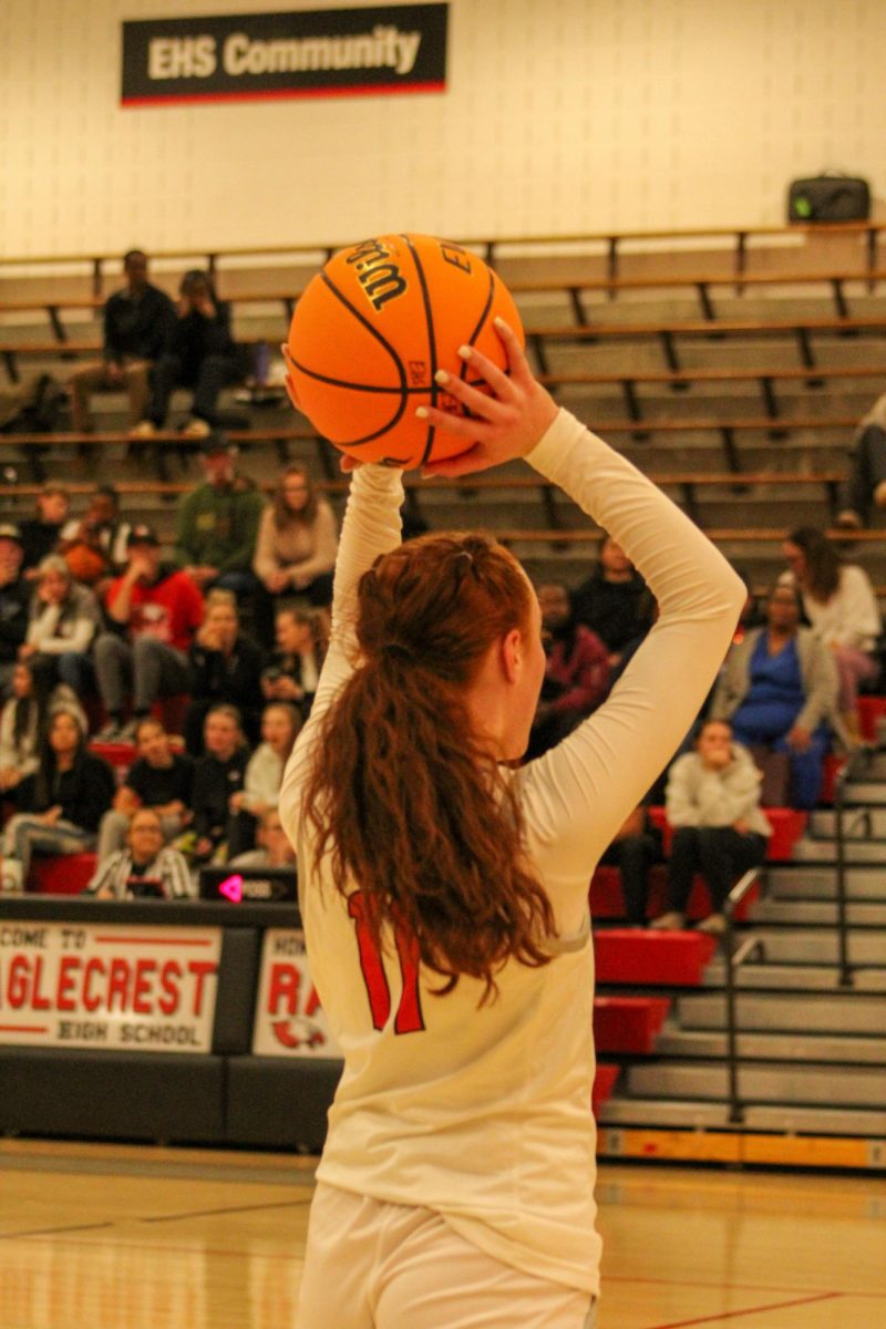 Sophomore point guard Kaydence Waymire passing in the ball to her team. 